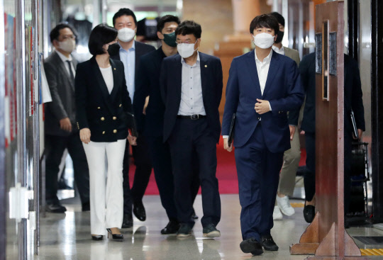 국민의힘 이준석 당 대표가 24일 서울 여의도 국회에서 열린 비공개 최고위원회의에 입장하고 있다. 연합뉴스